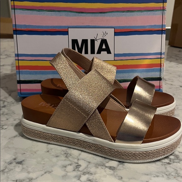 *NEW* MIA Girl’s Metallic Sandals - Picture 1 of 6